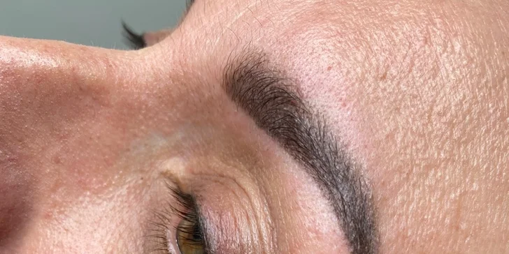 Permanentní make-up: oční linky, obočí pudrovou metodou i výplň rtů
