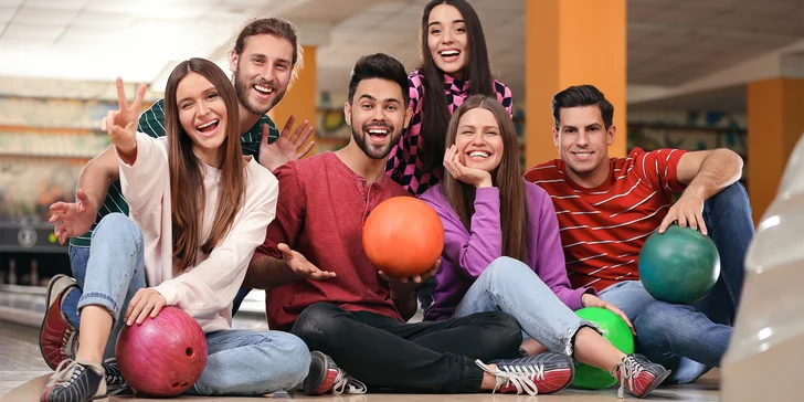 1 nebo 2 hodiny bowlingu až pro 6 osob a k tomu 1 nebo 2 kg klobásek
