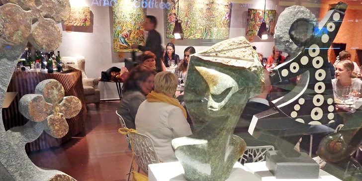 Káva a dort v kavárně a galerii Art-n-Coffee vyzdobené africkým uměním
