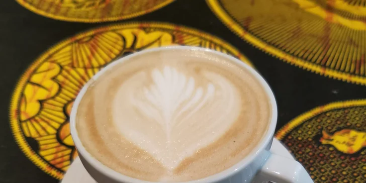 Káva či jiný nápoj a dort v kavárně a galerii Art-n-Coffee vyzdobené africkým uměním