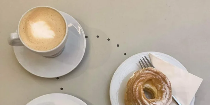 Káva a dort v kavárně a galerii Art-n-Coffee vyzdobené africkým uměním