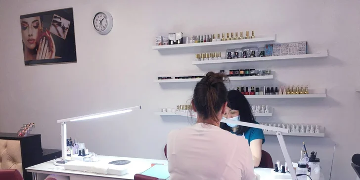 Krásné nehty: P-shine, akrylové i gelové nehty i peeling rukou, salon 350 m od Náměstí Míru