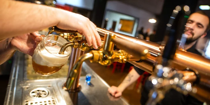 Pomalu pečená Chacharova kolena s hořčicí a křenem i dvěma či čtyřmi Pilsner Urquell na Porubě