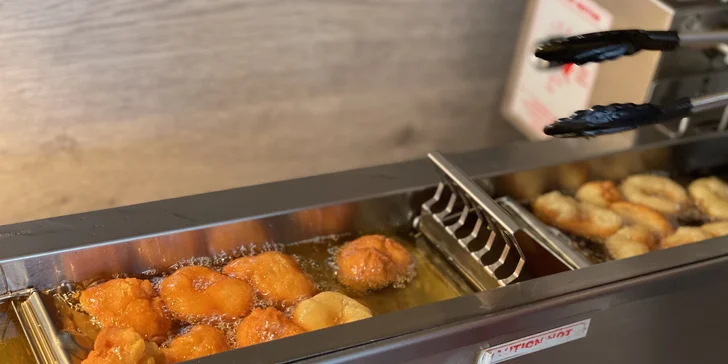 Čerstvé minikoblížky s čokoládou, karamelem i marmeládou, 7-30 kousků i káva k tomu