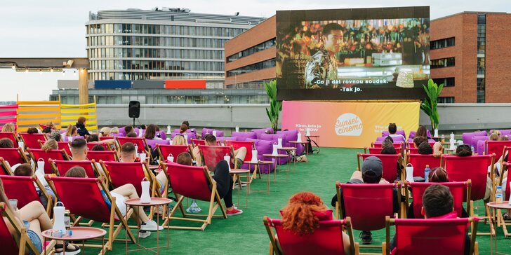 Letní kino na střeše OC Arkády Pankrác: vstupenky, popcorn i balíčky s proseccem a vodní dýmkou