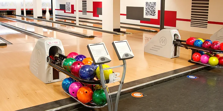 Vykutálená zábava: hodina bowlingu až pro 6 hráčů a chutná pizza k tomu