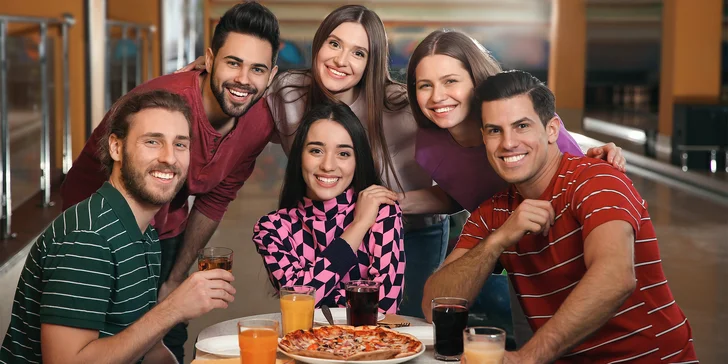 Vykutálená zábava: hodina bowlingu až pro 6 hráčů a chutná pizza k tomu
