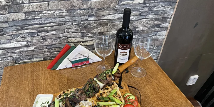 Bulharské menu pro dva: marinovaná vepřová krkovice na meči, baklava, káva nebo čaj i víno