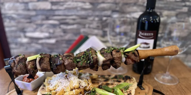 Bulharské menu pro dva: marinovaná vepřová krkovice na meči, baklava, káva nebo čaj i víno