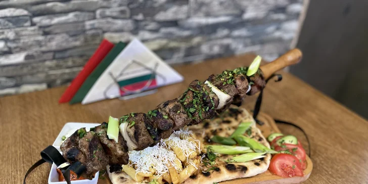 Bulharské menu pro dva: marinovaná vepřová krkovice na meči, baklava, káva nebo čaj i víno
