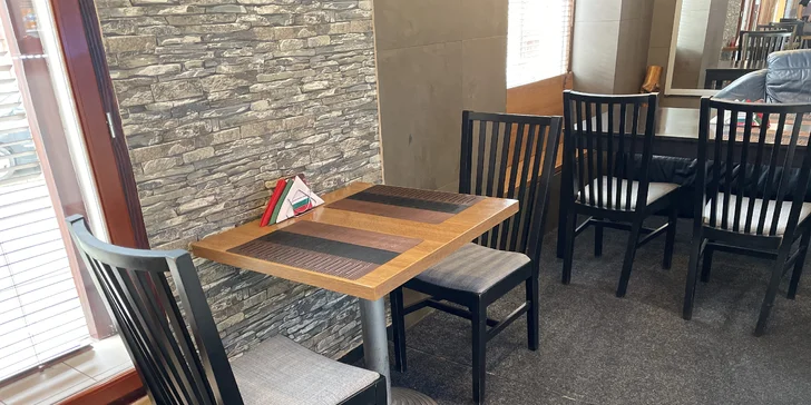 Bulharské menu pro dva: marinovaná vepřová krkovice na meči, baklava, káva nebo čaj i víno
