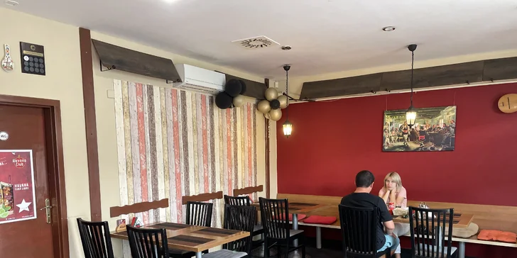 Bulharské menu pro dva: marinovaná vepřová krkovice na meči, baklava, káva nebo čaj i víno