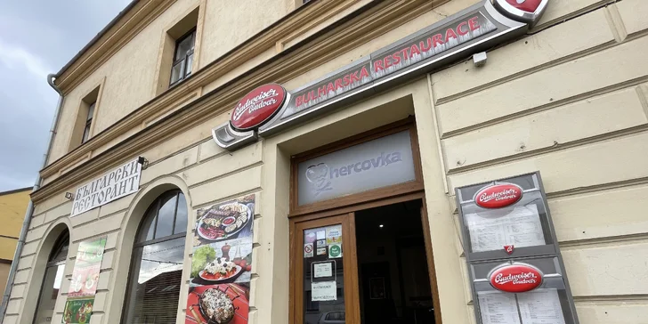 Bulharské menu pro dva: marinovaná vepřová krkovice na meči, baklava, káva nebo čaj i víno