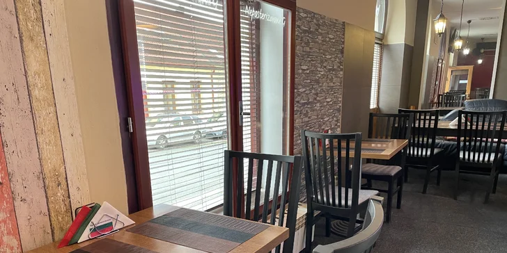Bulharské menu pro dva: marinovaná vepřová krkovice na meči, baklava, káva nebo čaj i víno