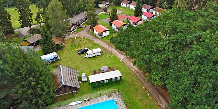 Pobyt v chatkách i mobilním domě v rekreačním areálu v Pošumaví: bazén i spousta aktivit