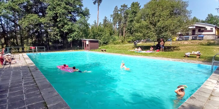 Pobyt v chatkách i mobilním domě v rekreačním areálu v Pošumaví: bazén i spousta aktivit