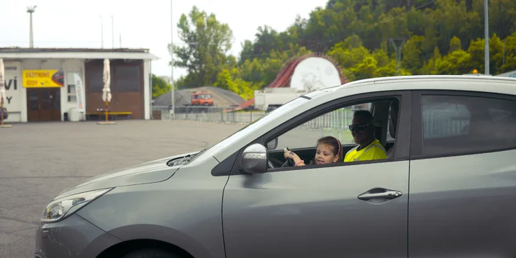 Dětská autoškola pro budoucí řidiče od 5 do 18 let: osobní či nákladní auto i bagrování
