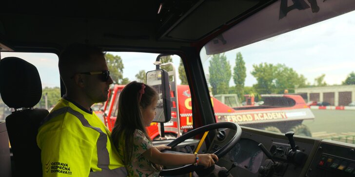 Dětská autoškola pro budoucí řidiče od 5 do 18 let: osobní či nákladní auto i bagrování