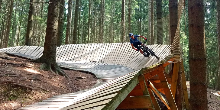 Dvoudenní kurz trailové jízdy na horském kole pro 1 i 2 cyklisty: rovinky, pump track i sjezd