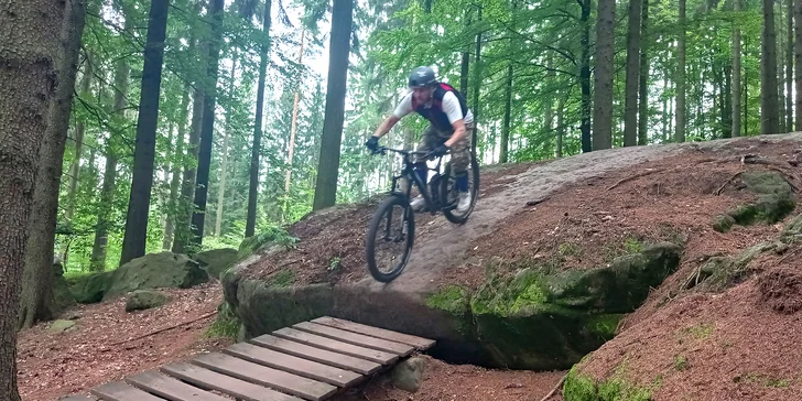 Dvoudenní kurz trailové jízdy na horském kole pro 1 i 2 cyklisty: rovinky, pump track i sjezd