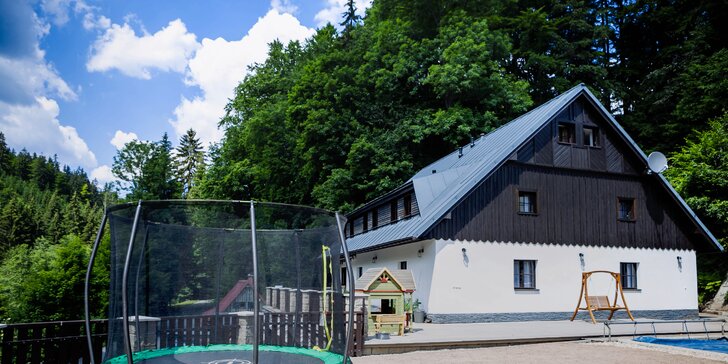Pobyt v Krkonoších: ubytování v moderním apartmánu pro 2–6 osob a neomezený vstup do venkovního bazénu