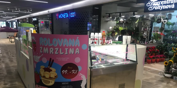 Ledová pochoutka: rolovaná zmrzlina s ovocem a polevou dle výběru