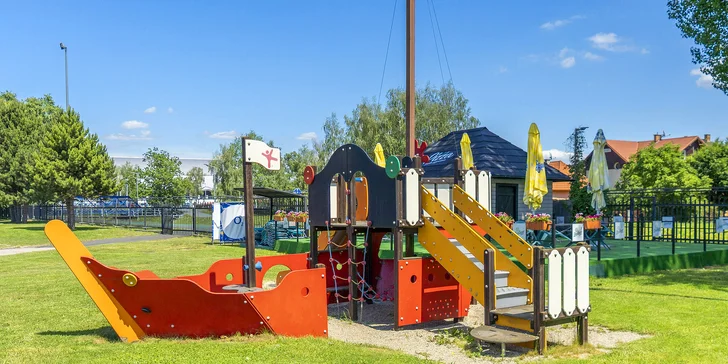 Léto pod Tatrami: polopenze a neomezený vstup do AquaCity Poprad, ideální pro páry i seniory