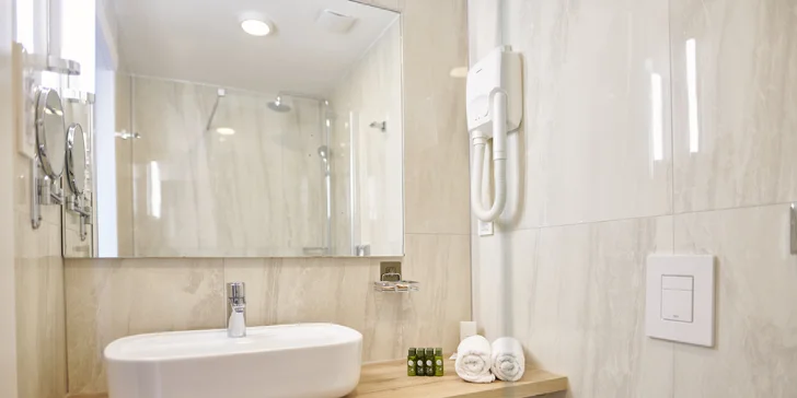 Dovolená v severní Dalmácii: 3* resort u pláže Slanica, polopenze i bazén