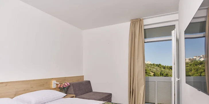 Dovolená v severní Dalmácii: 3* resort u pláže Slanica, polopenze i bazén