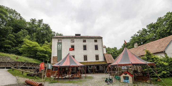 Masové menu ve filmové krčmě pro 4 osoby: medovina, hod sekerou a focení s maskou ze známých velkofilmů