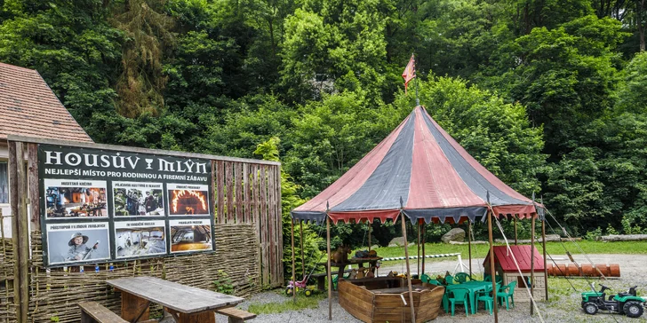 Masové menu ve filmové krčmě pro 4 osoby: medovina, hod sekerou a focení s maskou ze známých velkofilmů
