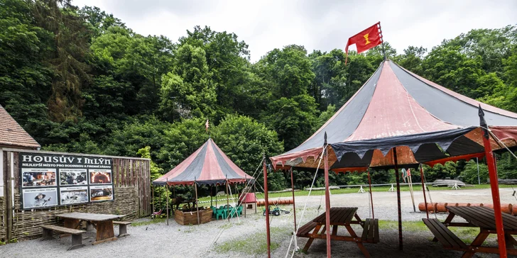 Masové menu ve filmové krčmě pro 4 osoby: medovina, hod sekerou a focení s maskou ze známých velkofilmů