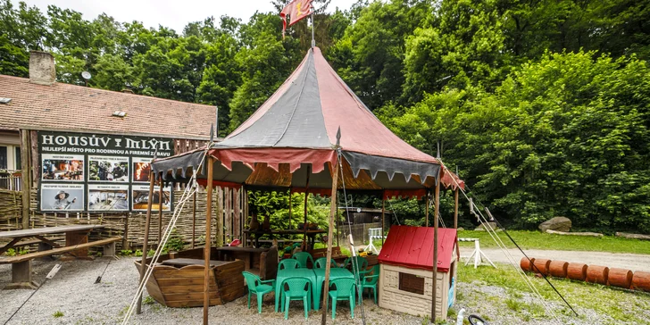 Masové menu ve filmové krčmě pro 4 osoby: medovina, hod sekerou a focení s maskou ze známých velkofilmů