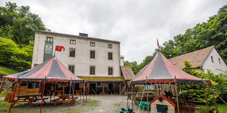 Masové menu ve filmové krčmě pro 4 osoby: medovina, hod sekerou a focení s maskou ze známých velkofilmů
