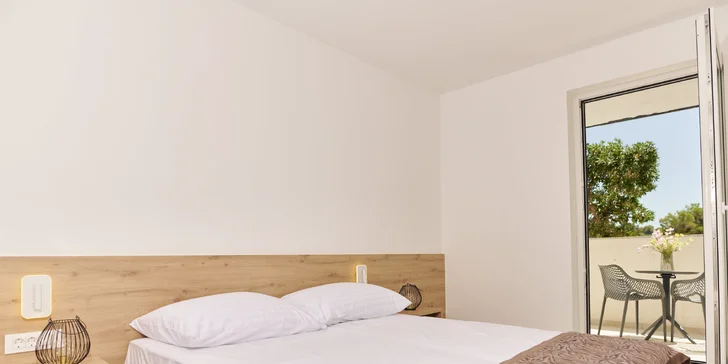 Dovolená v severní Dalmácii: 3* resort u pláže Slanica, polopenze i bazén