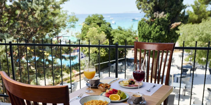 Dovolená v severní Dalmácii: 3* resort u pláže Slanica, polopenze i bazén