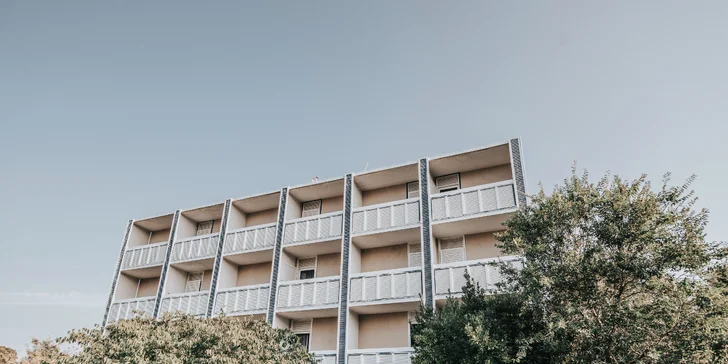 Dovolená v severní Dalmácii: 3* resort u pláže Slanica, polopenze i bazén