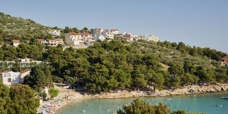 Dovolená ve střední Dalmácii: pobyt v resortu jen 50 m od pláže Slanice, pokoj s klimatizací, bazén i polopenze