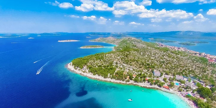 Dovolená v severní Dalmácii: 3* resort u pláže Slanica, polopenze i bazén