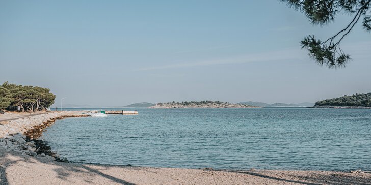 Dovolená ve střední Dalmácii: pobyt v resortu jen 50 m od pláže Slanice, pokoj s klimatizací, bazén i polopenze