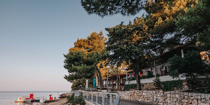 Dovolená ve střední Dalmácii: pobyt v resortu jen 50 m od pláže Slanice, pokoj s klimatizací, bazén i snídaně