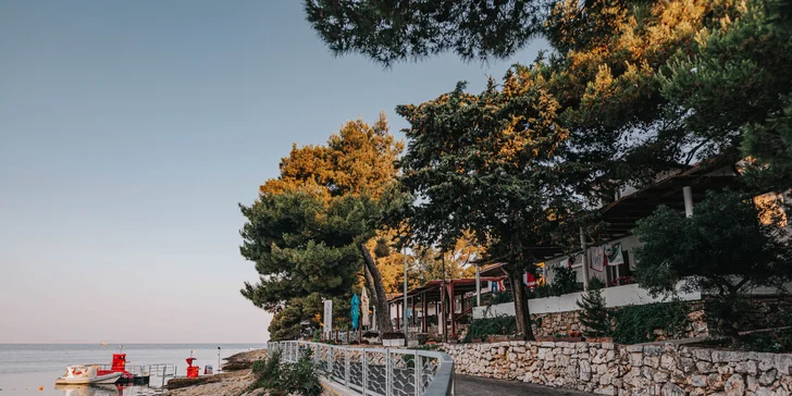 Dovolená v severní Dalmácii: 3* resort u pláže Slanica, polopenze i bazén
