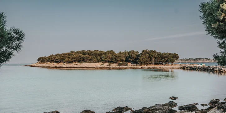 Dovolená v severní Dalmácii: 3* resort u pláže Slanica, polopenze i bazén