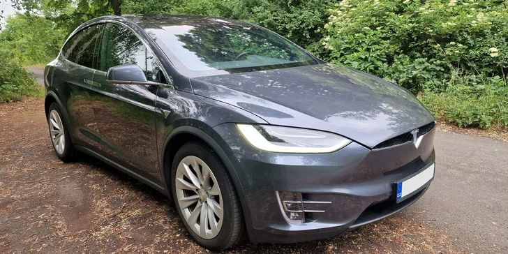 Řidičem či spolujezdcem v Tesle Model X: 20–60 minut v autě budoucnosti