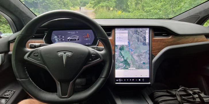 Řidičem či spolujezdcem v Tesle Model X: 20–60 minut v autě budoucnosti