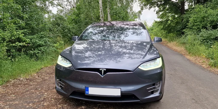 Řidičem či spolujezdcem v Tesle Model X: 20–60 minut v autě budoucnosti