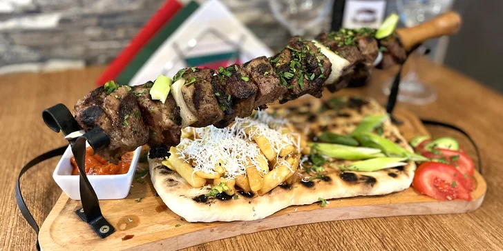 Bulharské menu pro dva: marinovaná vepřová krkovice na meči, baklava, káva nebo čaj i víno