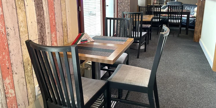 Bulharské menu pro dva: marinovaná vepřová krkovice na meči, baklava, káva nebo čaj i víno