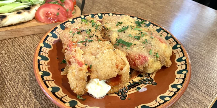 Bulharské menu pro dva: marinovaná vepřová krkovice na meči, baklava, káva nebo čaj i víno