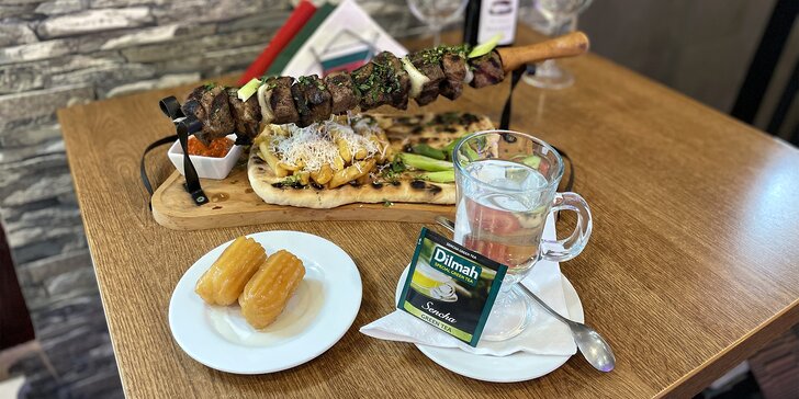 Bulharské menu pro dva: marinovaná vepřová krkovice na meči, baklava, káva nebo čaj i víno
